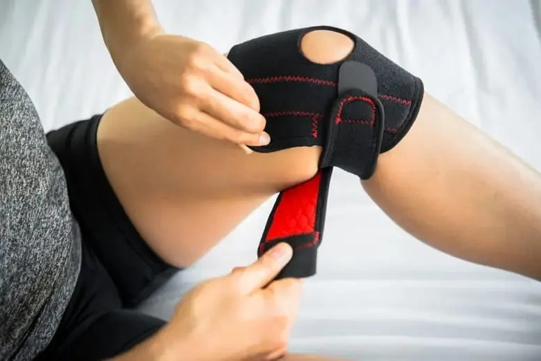 skecone kolano - domowe leczenie i sposoby