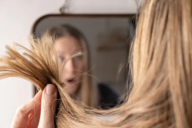 Jak rozpoznać zniszczone włosy