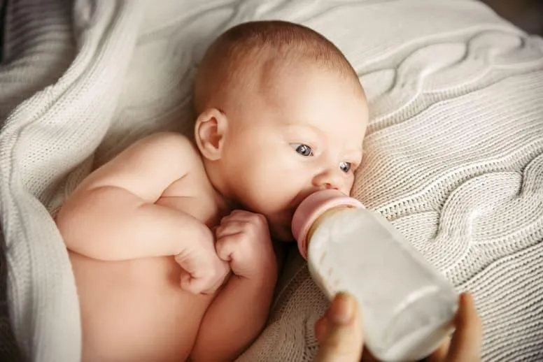 Jak karmić noworodka butelką?