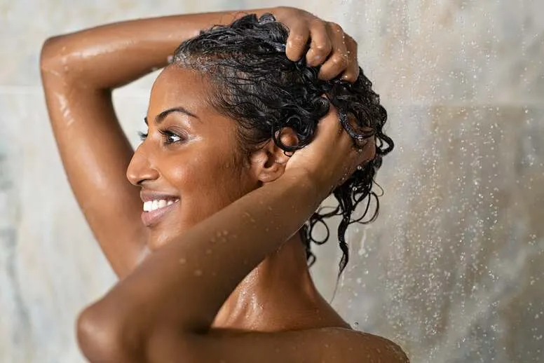 Na czym polega odwrócone mycie włosów?