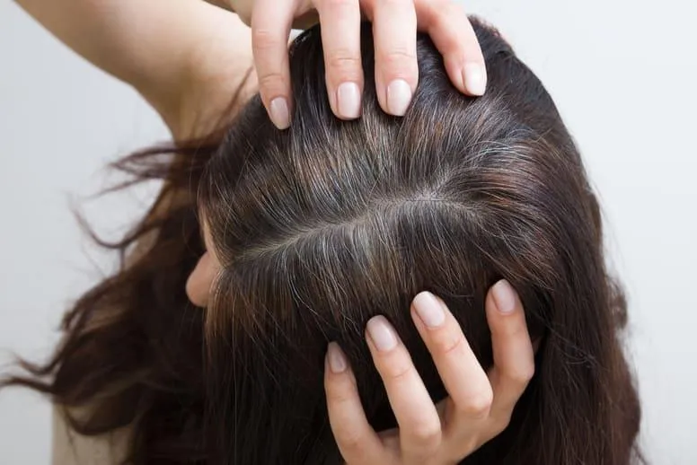Siwienie włosów – jakie są przyczyny i czy można zahamować ten proces?