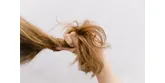 Suche końcówki włosów – jak zadbać o przesuszone końcówki?