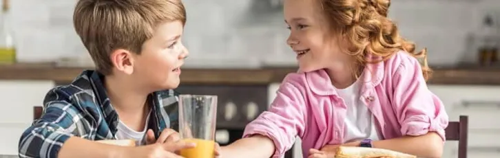 Witaminy dla dzieci w wieku szkolnym – o jakie substancje warto uzupełniać dietę malucha?