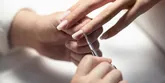 Jak i czym usuwać skórki? Sposoby na usuwanie skórek przy paznokciach