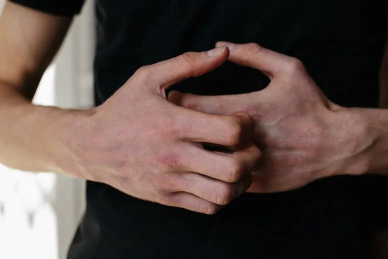 Pękająca skóra na dłoniach przyczyny