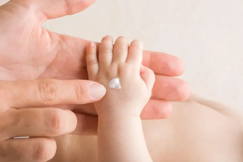Sucha skóra u dziecka – skąd się bierze i jak o nią dbać?