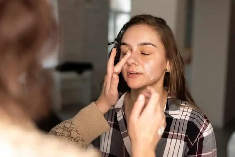 Baza pod makijaż – co daje i jak jej używać?