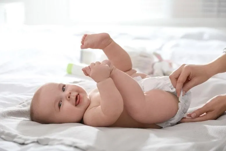 Przewijanie noworodka i niemowlęcia – jak zmienić pieluszkę?