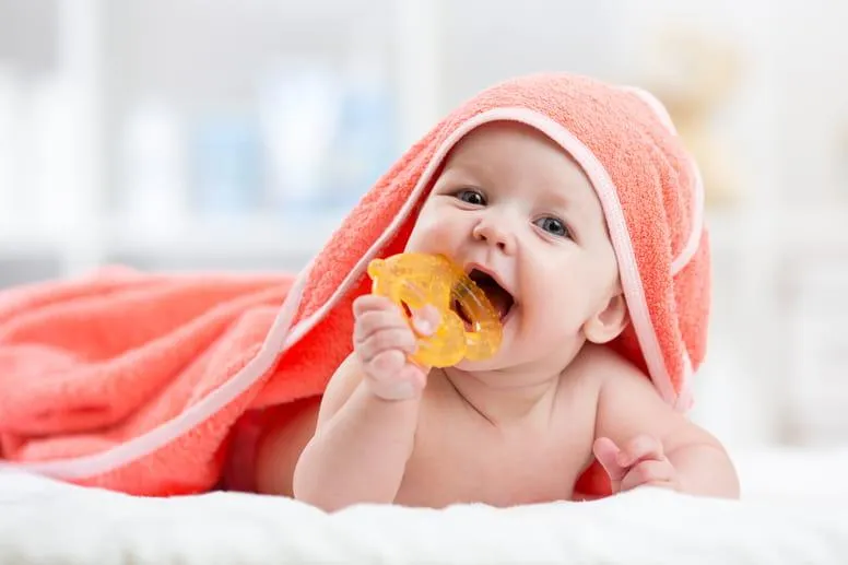 Ząbkowanie u niemowląt – jak rozpoznać objawy oraz jak pomóc dziecku?