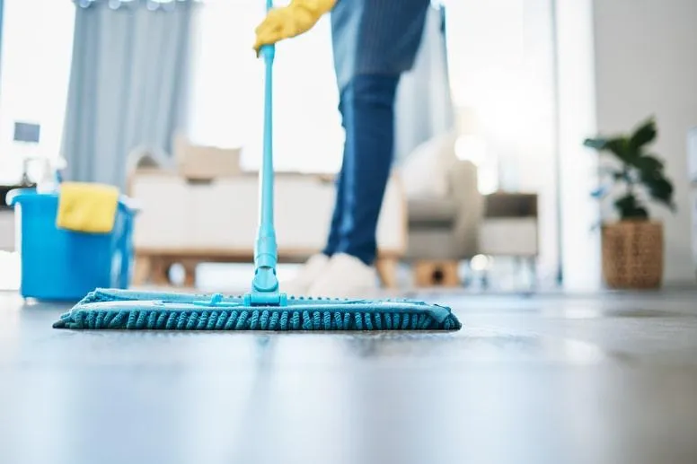 Jak i czym umyć podłogę? Domowe sposoby na umycie podłogi bez smug