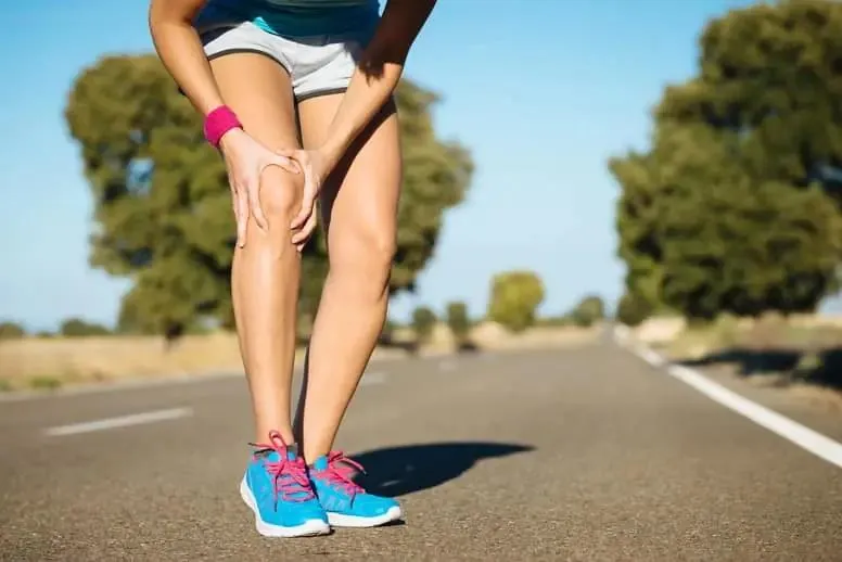 Skręcone kolano – sprawdzone sposoby i leczenie. Sprawdź, jak uśmierzyć ból i wrócić do pełnej sprawności!