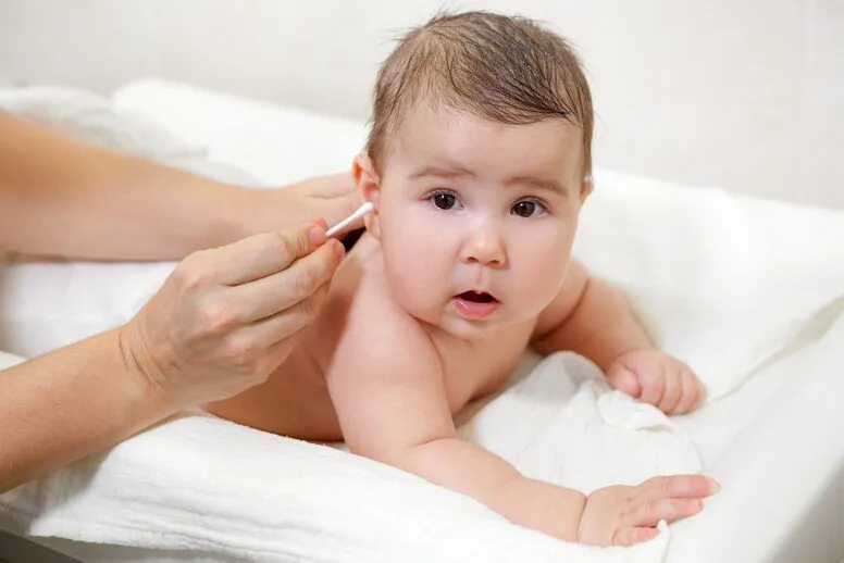 Jak i czym czyścić uszy niemowlaka?