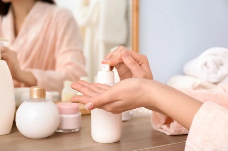 Domowe sposoby na suche dłonie. Poznaj skuteczne metody pielęgnacji suchej skóry!