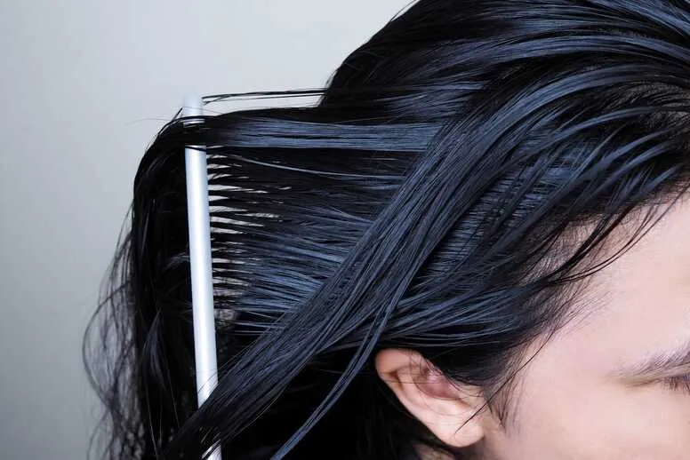 Domowe sposoby na przetłuszczające się włosy