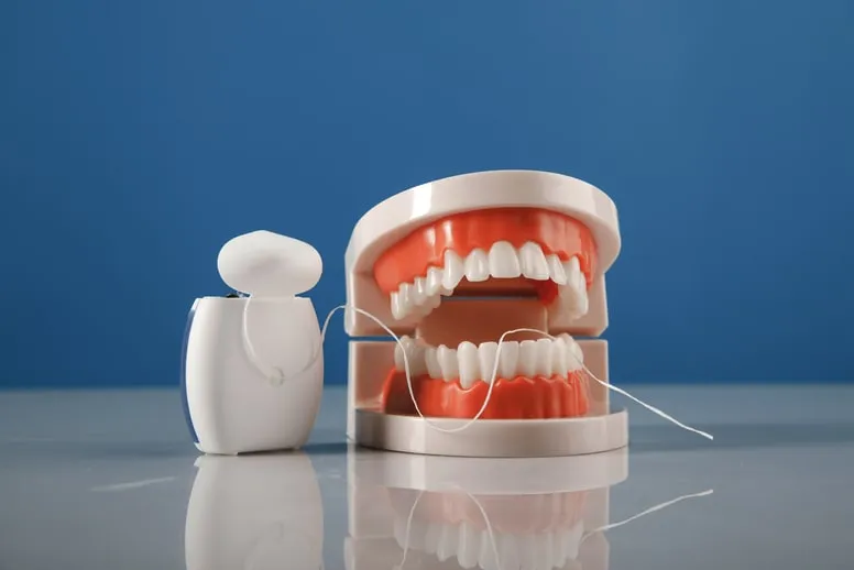 Czym czyścić protezy zębowe?