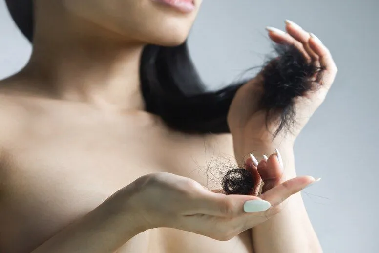 Łysienie u kobiet – przyczyny, objawy, leczenie. Jak zapobiegać wypadaniu włosów u kobiet? 