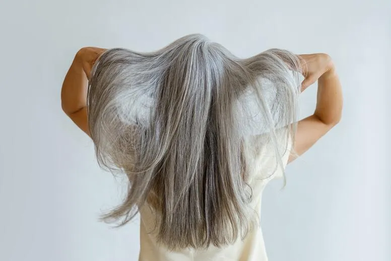 Jak często farbować siwe włosy?